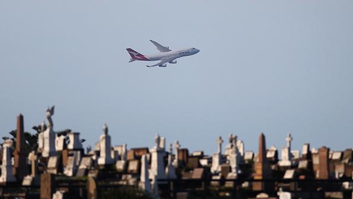 Selamat Tinggal! Boeing 747 Qantas Airways Berhenti Mengudara Pesawat Boeing 747 milik Qantas Airways resmi dipensiunkan. Pesawat jumbo jet itu diketahui telah terbang bersama maskapai Australia ini selama 49 tahun.