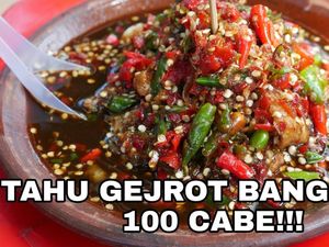 Huaaahh! 5 Youtuber Ini Berani Makan Tahu Gejrot dengan Puluhan Cabe
