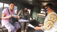 Petugas menilang warga yang tidak menggunakan masker di Jalan Margonda Raya, Depok, Jawa Barat, Kamis (23/7/2020).