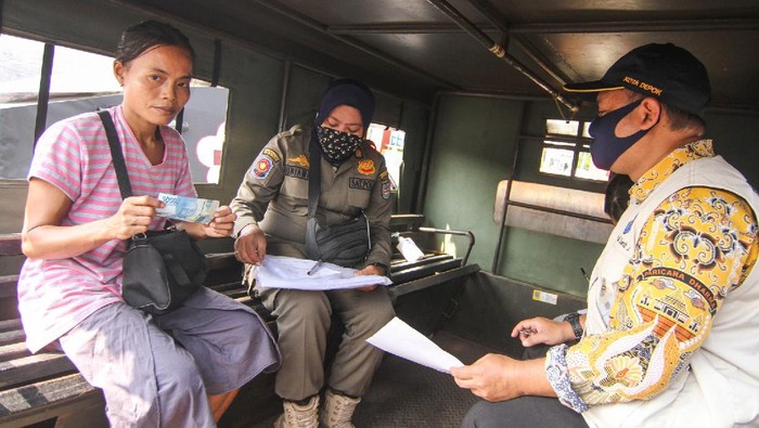 Pemkot Depok terapkan sanksi denda bagi warga yang tak bermasker di ruang publik. Tak tanggung-tanggung sanksi denda yang diberikan mencapai Rp 250 ribu.