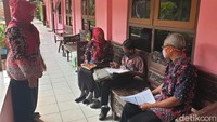 Dimas merupakan satu dari banyak siswa yang tak punya fasilitas smartphone untuk belajar daring. Selama pandemi COVID-19, dia diizinkan belajar tatap muka karena keterbatasan orang tuanya.