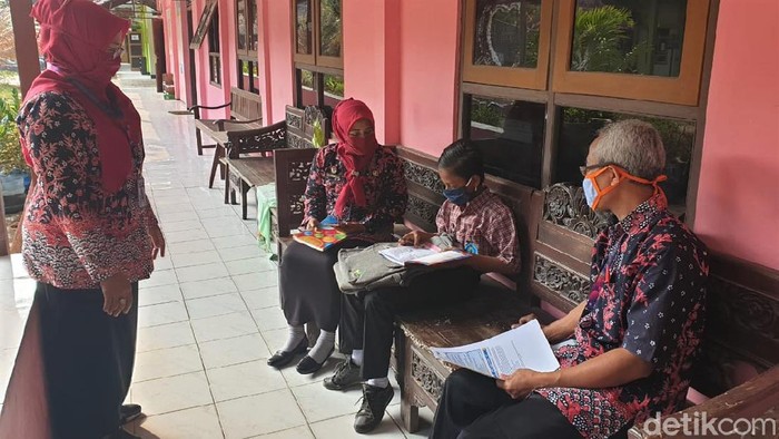 Ini Dimas Yang Tetap Semangat Belajar Di Sekolah Karena Tak Punya Smartphone