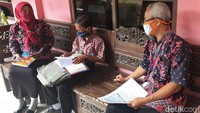 Sebenarnya ada sejumlah siswa lain yang kondisinya sama dengan Dimas. Namun sekolah belum selesai mendata berapa jumlah siswa yang tak memiliki smartphone sehingga tak bisa belajar online dari rumah. Namun hari ini baru Dimas yang tampak belajar di sekolah tersebut.  