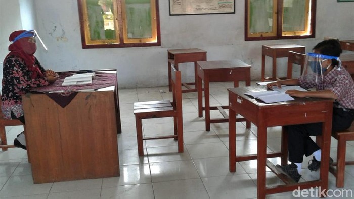 Tak Punya Smartphone, Dimas Tetap Semangat Belajar di Sekolah Dimas Ibnu Alias, tetap bersekolah di tengah pandemi COVID-19. Pasalnya ia tak memiliki smartphone untuk menunjang kegiatan belajar online di rumah.