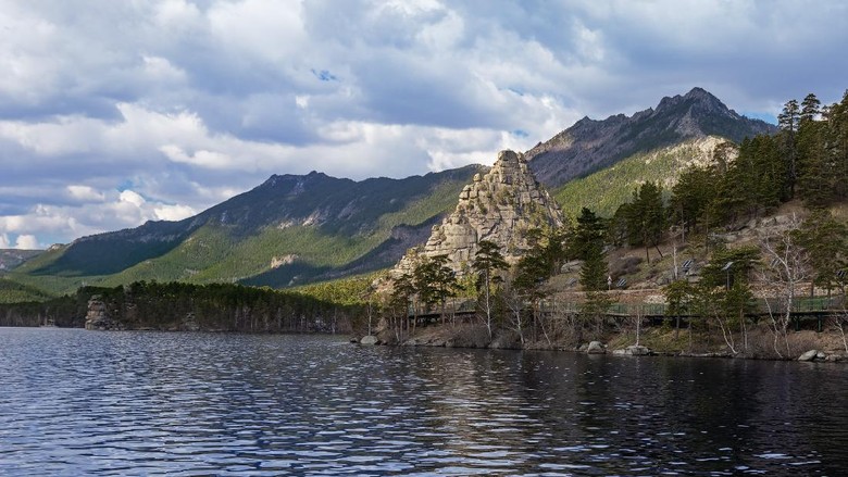 Taman Nasional Burabay di Kazakhstan View of Burabay (Borovoe) Lake and beautiful mountain Okzhetpes. Burabay National Nature Park in northern Kazakhstan. Picturesque mountain landscape. May, 2019.