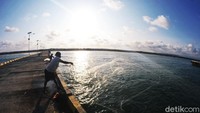 Sejauh ini pembangunan pelabuhan baru rampung membangun dermaga, sementara sarana pendukung seperti gudang barang dan lainnya belum berdiri.