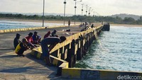 Sementara itu keberadaan dermaga Bojongsalawe selama ini dimanfaatkan masyarakat setempat. Hampir setiap saat banyak warga yang memancing atau menjala ikan di dermaga tersebut. Bentangan dermaga yang menjorok jauh ke laut, menjadikannya sebagai spot memancing yang bagus.