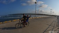Setiap petang banyak warga dan anak-anak yang bermain atau berolahraga di dermaga. Bahkan tak sedikit wisatawan yang sengaja datang untuk menikmati suasana dermaga sambil berfoto. Meski pintu masuk utama diblokir, namun mereka masih bisa masuk melalui bagian sisi dermaga yang belum dipagar.