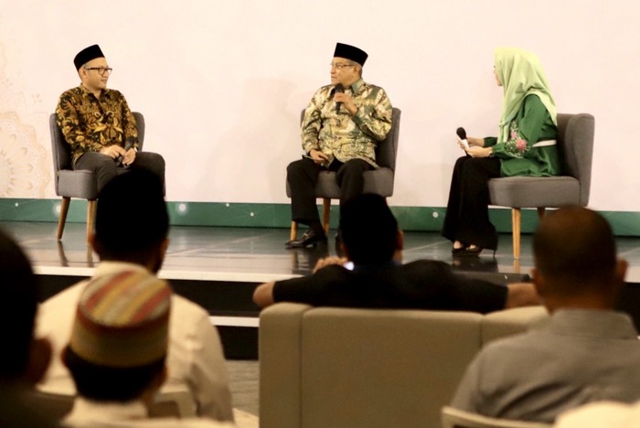 Upaya Mengembangkan Kerohanian dan Karakter Generasi Muda Direktur Utama Telkomsel Setyanto Hantoro (kiri) bersama Ketua Umum Nahdatul Ulama Prof. Dr. KH. Said Aqil Siroj, M.A (tengah) saat menghadiri acara Bincang Milenal yang digelar PBNU bekerja sama dengan komunitas Majelis Telkomsel Taqwa yang membahas tujuan kolaborasi Telkomsel bersama Pengurus Besar Nahdlatul Ulama (PBNU) untuk menggerakkan sejumlah inisiatif yang diharapkan dapat menumbuhkan nilai nasionalisme dan kerohanian masyarakat Indonesia di sela acara Bincang Millenial PBNU, di Jakarta