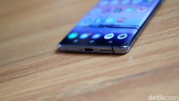 Bagian bawahnya hanya terdapat port USB Type C dan speaker. Foto: Adi Fida Rahman/detikINET