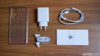 Aksesori yang diberikan sangat lengkap. Foto: Adi Fida Rahman/detikINET