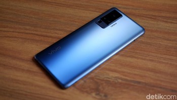 Permukaan dove berpadu dengan degradasi warna membuat tampilannya mewah. Foto: Adi Fida Rahman/detikINET