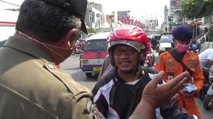 Warga Purwakarta diingatkan untuk menerapkan protokol kesehatan.