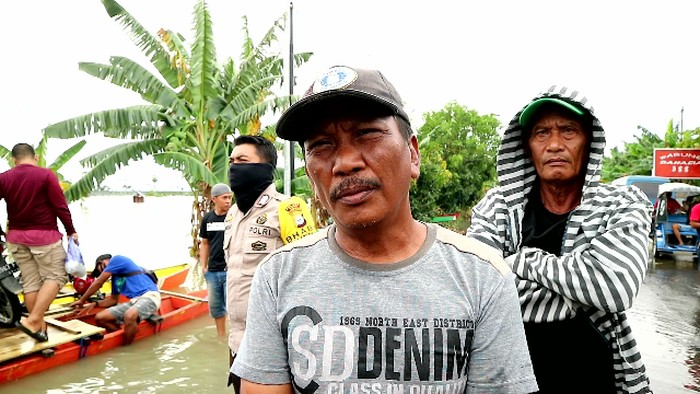 Warga Wajo Sulsel raup untung Rp 15 juta per hari dari menjajakan jasa menyeberangkan sepeda motor warga saat banjir