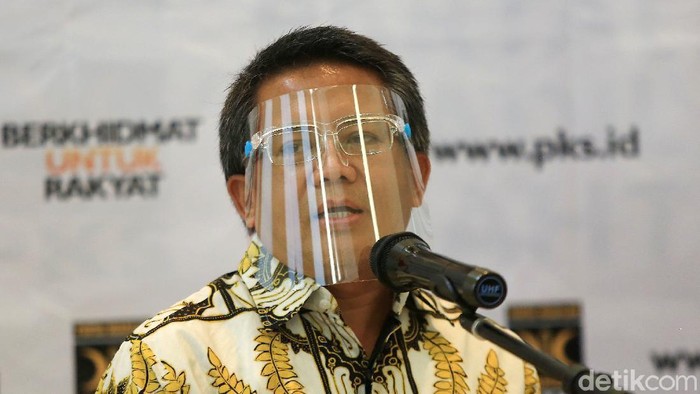 Ketua Umum Partai Keadilan Sejahtera (PKS) Muhammad Sohibul Iman dan Ketua Umum Partai Demokrat Agus Harimurti Yudhoyono saat memberikan keterangan atas Pertemuan akan berlangsung di kantor DPP PKS, Jakarta Selatan, Jumat (24/7/2020). Pertemuan tersebut menjadi ajang silaturahim antar kepengurusan partai.
