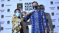 Sohibul dan AHY melakukan salam ala Corona dengan menggunakan lengan tangan di sela-sela pertemuan.