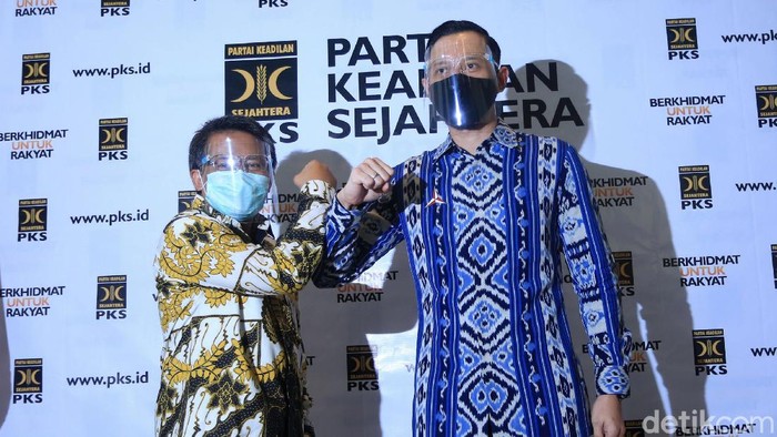 AHY Temui Presiden PKS Sohibul Iman Ketua Umum Partai Keadilan Sejahtera (PKS) Muhammad Sohibul Iman dan Ketua Umum Partai Demokrat Agus Harimurti Yudhoyono saat memberikan keterangan atas Pertemuan akan berlangsung di kantor DPP PKS, Jakarta Selatan, Jumat (24/7/2020). Pertemuan tersebut menjadi ajang silaturahim antar kepengurusan partai.