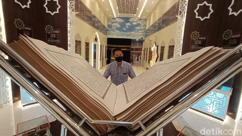 Al Quran raksasa di Museum Gusjigang, Kudus, Jateng Al Quran raksasa di Museum Gusjigang, Kudus, Jateng