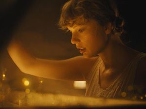 Cardigan Milik Taylor Swift Debut di Puncak #HOT100 Billboard