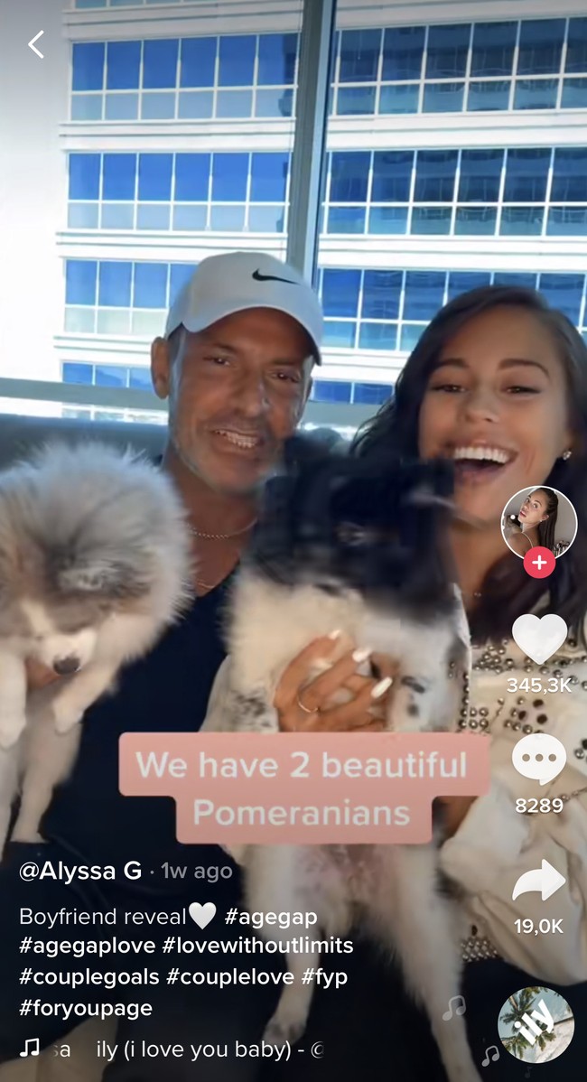 Kami memiliki dua pomeranians (ras anjing dari Jerman) bersama-sama. Aku bisa menunggu untuk masa depan kita. Dia memperlakukan aku seperti seorang ratu dan membuatku merasa cantik setiap hari. Aku mencintaimu sayang dan cinta kita tidak mengenal batas, tulisnya di video. Dalam video tersebut, Alyssa dan sang kekasih yang seorang pria Italia sedang duduk bersama di sofa sambil berpelukan. Foto: TikTok Lyssag36