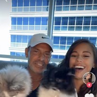 Kami memiliki dua pomeranians (ras anjing dari Jerman) bersama-sama. Aku bisa menunggu untuk masa depan kita. Dia memperlakukan aku seperti seorang ratu dan membuatku merasa cantik setiap hari. Aku mencintaimu sayang dan cinta kita tidak mengenal batas, tulisnya di video. Dalam video tersebut, Alyssa dan sang kekasih yang seorang pria Italia sedang duduk bersama di sofa sambil berpelukan. Foto: TikTok Lyssag36