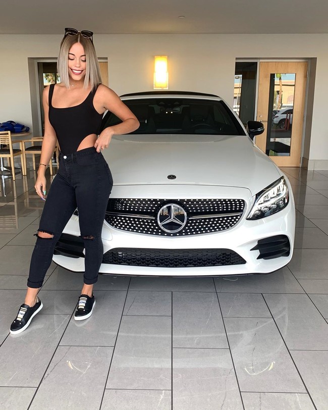  Wanita itu bernama lengkap Alyssa Renee Gutierrez, 22 tahun yang berasal dari Las Vegas, Amerika Serikat. Ia mendadak menjadi perbincangan di TikTok karena membagikan video yang berjudul And thats on having an older boyfriend dan Boyfriend reveal. Dalam video tersebut, dia memamerkan kehidupannya bersama kekasihnya yang berusia 31 tahun lebih tua darinya.  Foto: instagram @alyssag36