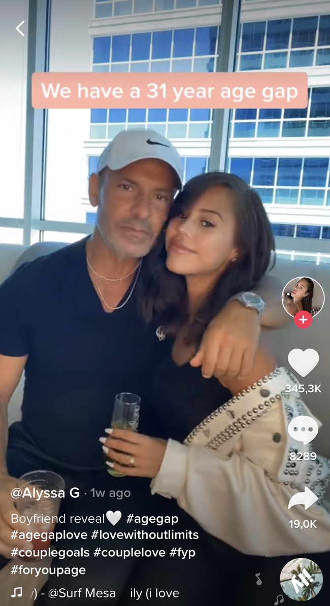  Alysa mengatakan bahwa mereka telah bersama-sama selama lebih dari dua tahun. Dia pun menyebut di judul videonya bahwa cinta tidak mengenal usia.  Foto: TikTok Lyssag36