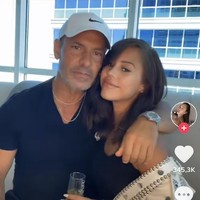  Alysa mengatakan bahwa mereka telah bersama-sama selama lebih dari dua tahun. Dia pun menyebut di judul videonya bahwa cinta tidak mengenal usia.  Foto: TikTok Lyssag36