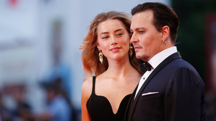 Johnny Depp dan Amber Heard saat masih jadi suami-istri. Foto: Getty Images/Tristan Fewings