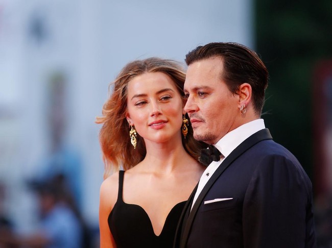 VENICE, ITALY - SEPTEMBER 04:  Johnny Depp and Amber Heard attend a premiere for Black Mass during the 72nd Venice Film Festival at  on September 4, 2015 in Venice, Italy.  (Photo by Tristan Fewings/Getty Images)