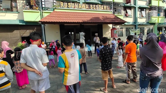 Banyak cara dilakukan untuk menekan penyebaran COVID-19 di Kota Probolinggo. Salah satunya dengan sosialisasi protokol kesehatan ke anak-anak Rusunawa.