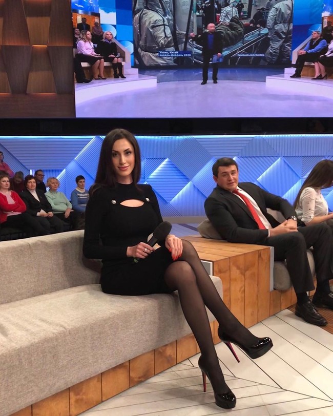 Wanita yang memiliki program acara TV di Rusia ditemukan tewas tanpa busana di atas kasur hotel. Di samping mayatnya, ditemukan dress hitam dan tas Prada. Foto: Instagram