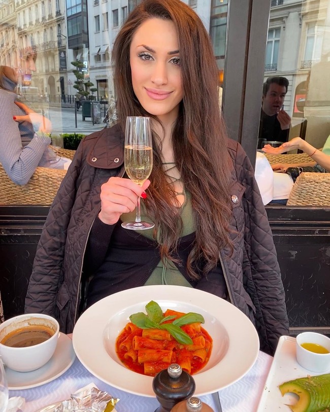 Pakar seks terkenal di Rusia Anna Ambartsumyan ditemukan tewas di sebuah hotel mewah di Moscow. Kematiannya kini jadi misteri. Foto: Instagram