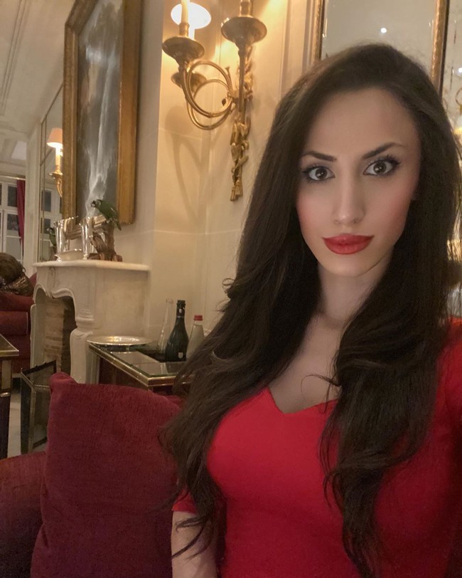 Ada berbagai kemungkinan atas kematiannya. Bisa dibunuh atau bunuh diri karena tidak ada bekas luka ada di tubuh Anna.  Foto: Instagram