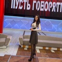 Anna Ambartsumyan memiliki pendidikan dokter dan psikologi. Sosoknya yang cantik dan seksi membuatnya mendapatkan program TV sebagai konsultan seks. Foto: Instagram