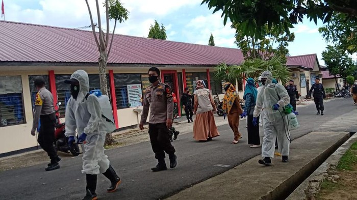 Asrama Brimob Parepare disemprot disinfektan (dok. Istimewa).