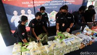 Petugas menggelar barang bukti narkoba sebelum dimusnahkan.