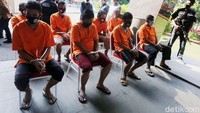 8 tersangka dihadirkan dengan tangan diikat. Para tersangka ini ditangkap pada Mei 2020 hingga Juni 2020.