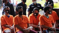 Rilis pengungkapan ini dengan menerapkan protokol kesehatan. Seluruh petugas dan tersangka memakai masker.