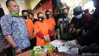 Petugas melakukan uji laboratorium dengan disaksikan para tersangka.