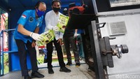 Deputi Pemberantasan Narkoba BNN Irjen Pol Arman Depari memasukkan narkoba ke alat pemusnah.