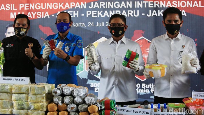 Bareskrim Polri Musnahkan Barang Bukti Narkoba Wakabareskrim Irjen Pol Wahyu Hadiningrat, Direktur Narkoba Tindak Pidana Bareskrim Polri Brigjen Pol Krisno Siregar, Deputi Pemberantasan Narkoba BNN Irjen Pol Arman Depari menunjukkan barang bukti yang akan dimusnahkan di Bareskrim Polri, Jakarta, Jumat (24/7/2020). Bareskrim Polri memusnahkan barang bukti sabu 175,6 kg, ekstasi 3000 butir dan Erimin 300 butir dari 8 orang tersangka hasil penangkapan Mei 2020 hingga Juni 2020.