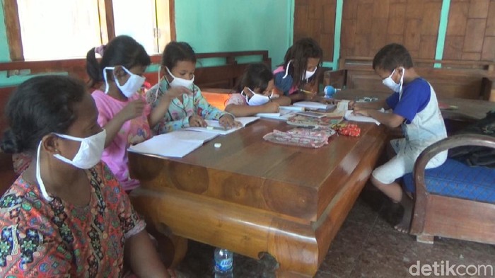 Perekonomian yang rendah membuat banyak orang tua di Desa Marmoyo, Kecamatan Kabuh, Jombang tak mampu membelikan anak mereka ponsel pintar untuk belajar daring. Sehingga anak mereka belajar daring dengan menumpang di rumah yang mempunyai ponsel pintar.