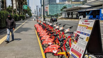 Pada hari kerja (weekdays) pengguna bike sharing menurun drastis dibandingkan pada saat akhir pekan (weekend). 