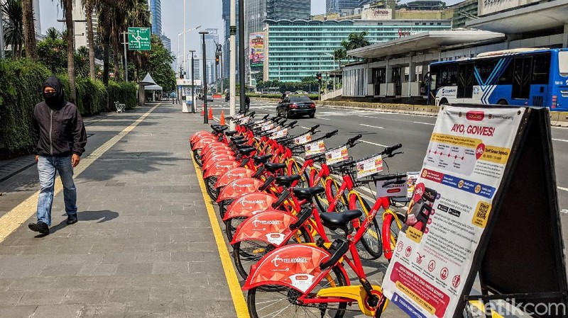 Puluhan sepeda berbagi (bike sharing) terparkir di trotoar Jl Thamrin, Jakarta, Jumat (24/7/2020). Pada hari kerja (weekdays) pengguna bike sharing menurun drastis dibandingkan pada saat akhir pekan (weekend).