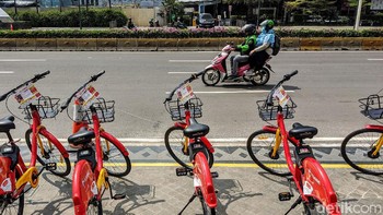 Menurut petugas, penggunaan bike sharing pada hari kerja didominasi pada saat jam berangkat atau pulang kerja dengan rute ke stasiun ke tempat kerja. 