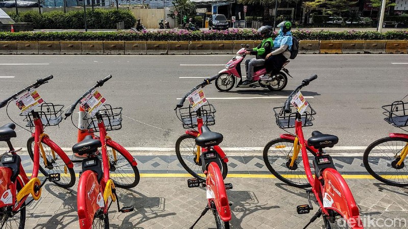 Puluhan sepeda berbagi (bike sharing) terparkir di trotoar Jl Thamrin, Jakarta, Jumat (24/7/2020). Pada hari kerja (weekdays) pengguna bike sharing menurun drastis dibandingkan pada saat akhir pekan (weekend).