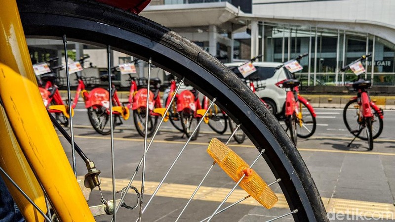 Puluhan sepeda berbagi (bike sharing) terparkir di trotoar Jl Thamrin, Jakarta, Jumat (24/7/2020). Pada hari kerja (weekdays) pengguna bike sharing menurun drastis dibandingkan pada saat akhir pekan (weekend).