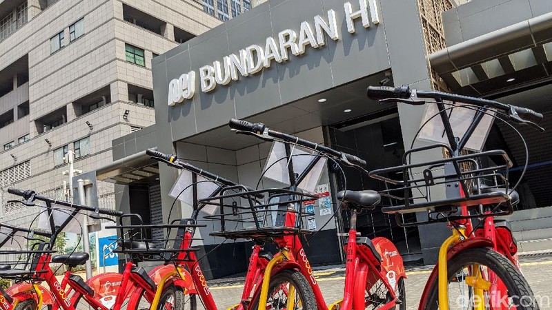 Puluhan sepeda berbagi (bike sharing) terparkir di trotoar Jl Thamrin, Jakarta, Jumat (24/7/2020). Pada hari kerja (weekdays) pengguna bike sharing menurun drastis dibandingkan pada saat akhir pekan (weekend).