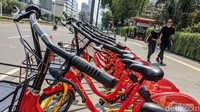 Puluhan sepeda berbagi (bike sharing) terparkir di trotoar Jl Thamrin, Jakarta, Jumat (24/7/2020). Pada hari kerja (weekdays) pengguna bike sharing menurun drastis dibandingkan pada saat akhir pekan (weekend).